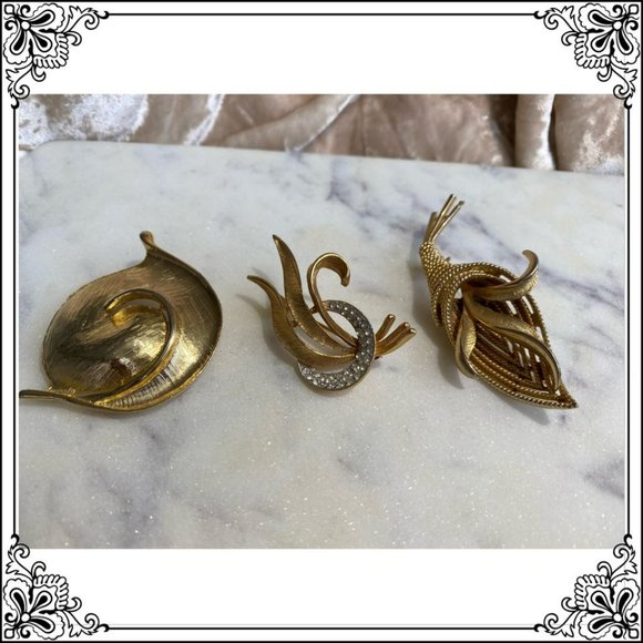 LOT OF 3 VINTAGE GOLDTONE BROOCHES (VGUC) - Picture 1 of 8